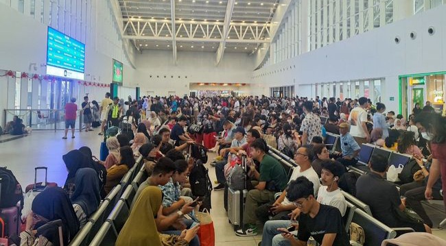 Libur Panjang Tahun Baru Islam, Penumpang Whoosh Tembus 120 Ribu Antrian penumpang Whoosh di Stasiun Halim. Foto : Ist