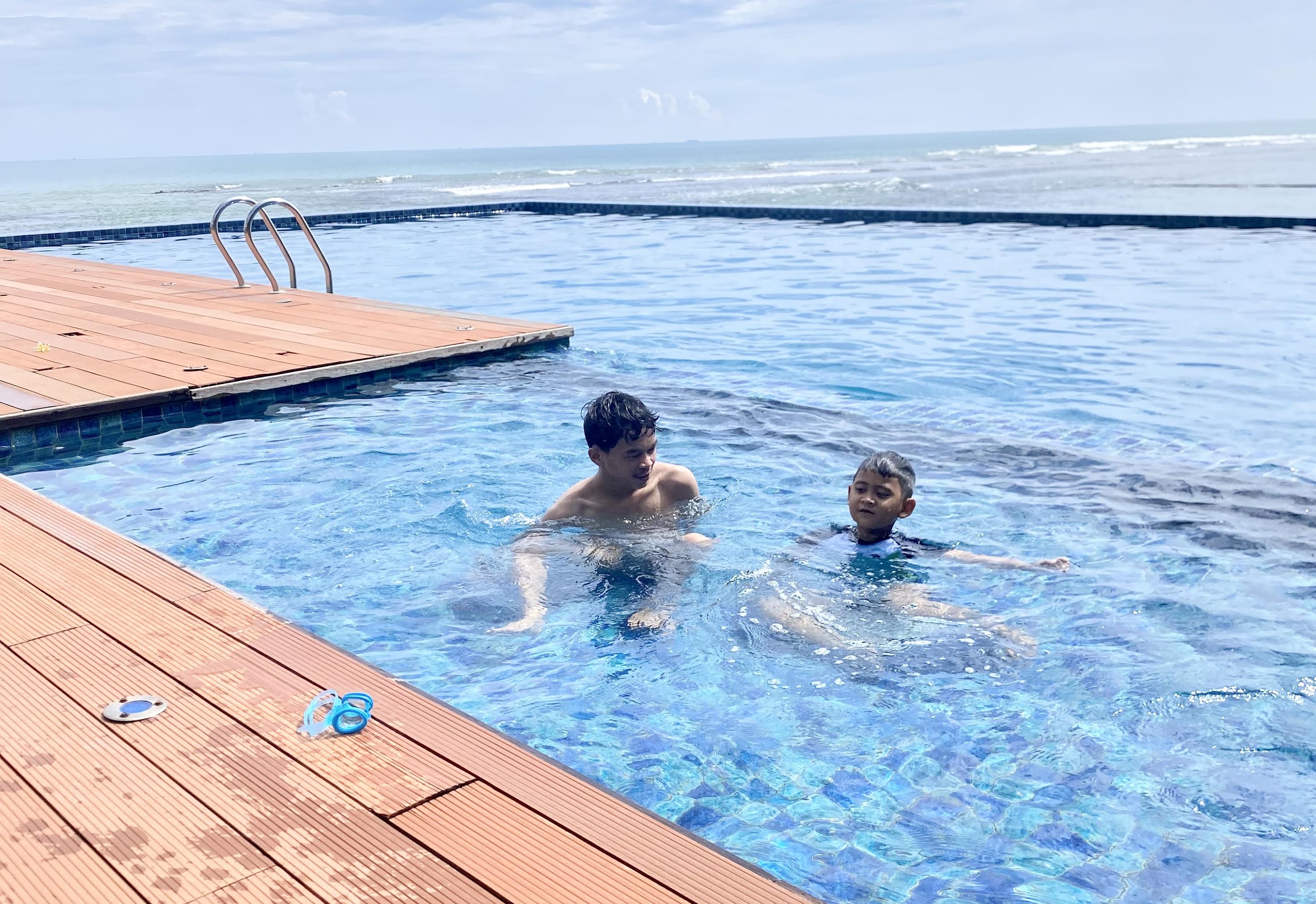 Libur Panjang Tak Jamin Hunian Hotel Ramai Wisatawan sedang berenang di kolam renang yang ada di salah satu hotel di kawasan Pantai Carita, Kabupaten Pandeglang, beberapa waktu lalu