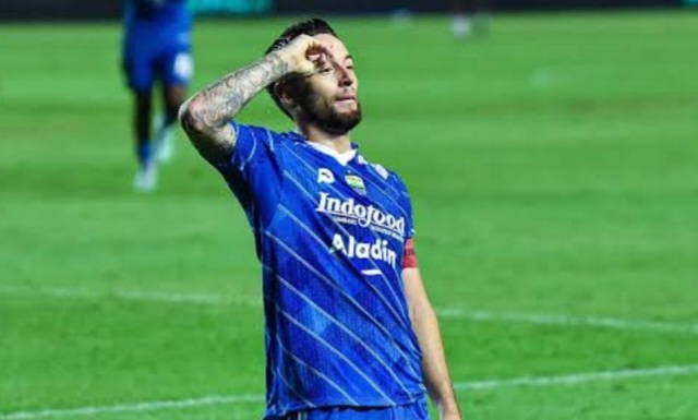 Marc Klok Masih Bertahan Di Persib Pemain Persib Marc Klok. Foto : Ist