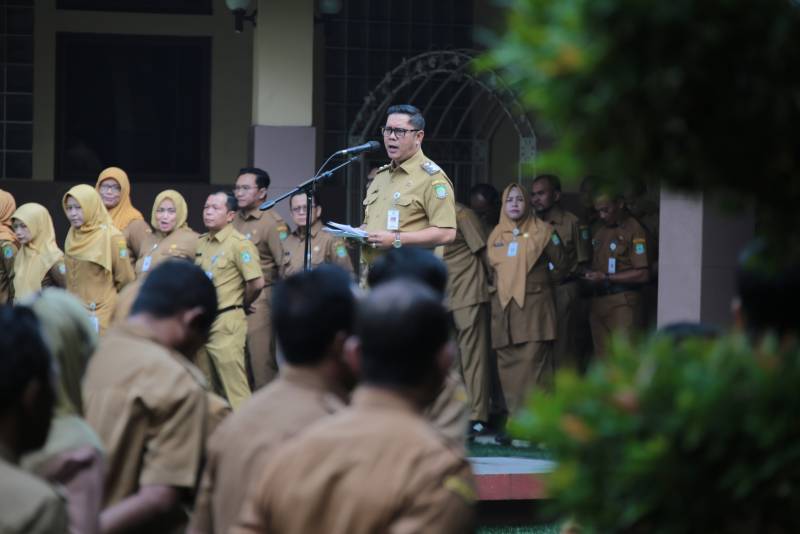 Wakil Wali Kota Tangerang, Maryono Hasan, saat memimpin apel pegawai di Pusat Pemerintah Kota (Puspemkot) Tangerang, Senin (30/6).