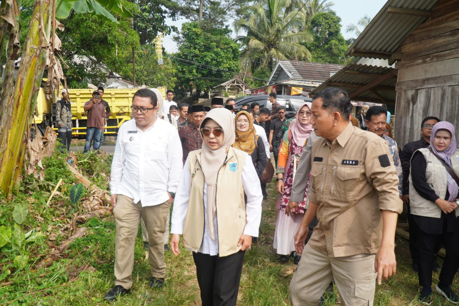 Bupati Pandeglang, R. Dewi Setiani dan jajaran pejabat daerah,  saat meninjau ke Kecamatan Cibaliung,Jumat (13/6/2025).(Istimewa)