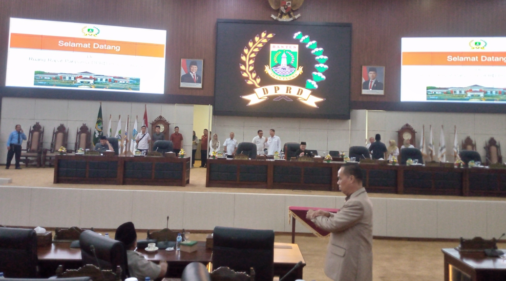 Mikrofon Mati, Anggota DPRD Banten Ngamuk Suasana sebelum rapat paripurna di Gedung DPRD Banten, Rabu (4/6/2025).(Ari Supriadi-tangselpos.id)