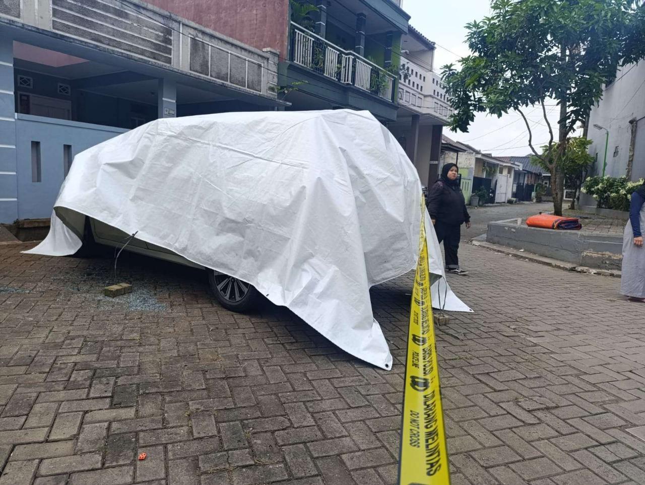 Mobil Meledak, 1 Lansia Tewas Terbakar Di Dalamnya Satu ini mobil meledak di Pondok Aren, mengakibatkan seorang lansia yang berada di dalam mobil meninggal dunia.