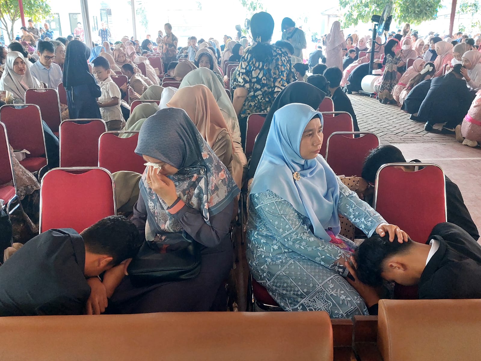 Momen Perpisahan Nan Penuh Haru, Kepsek SMPN 8 Tangsel Doakan Lulusan Jadi Pemimpin PERPISAHAN. Suasana haru dalam momen perpisahan siswa SMPN 8 Kota Tangsel, Kamis (12/6). (tangselpos.id/rmn)