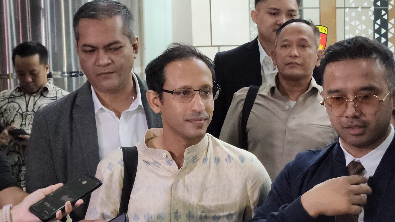 Nadiem Diperiksa Kejagung Selama 12 Jam, Dicecer 31 Pertanyaan Mantan Mendikbudristek Nadiem Makarim. Foto : Ist