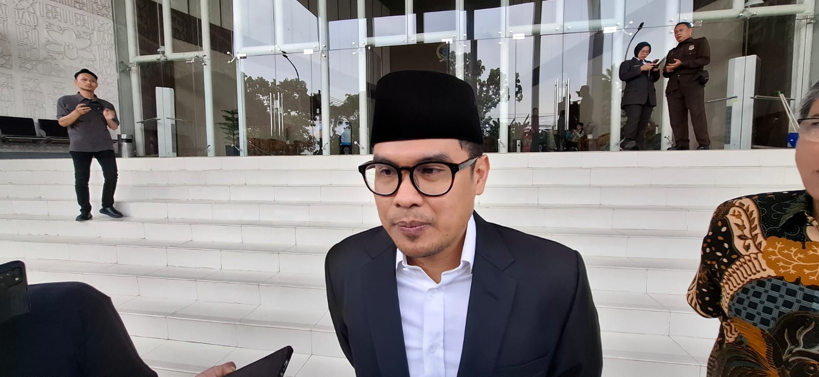 Nama Wawalkot Tangsel Dicatut Penipu Modus Tawaran Dana Hibah Wakil Wali Kota Tangerang Selatan (Tangsel), Pilar Saga Ichsan, saat diwawancarai awak media di Setu, Kamis (19/6). (tangselpos.id/rmn)