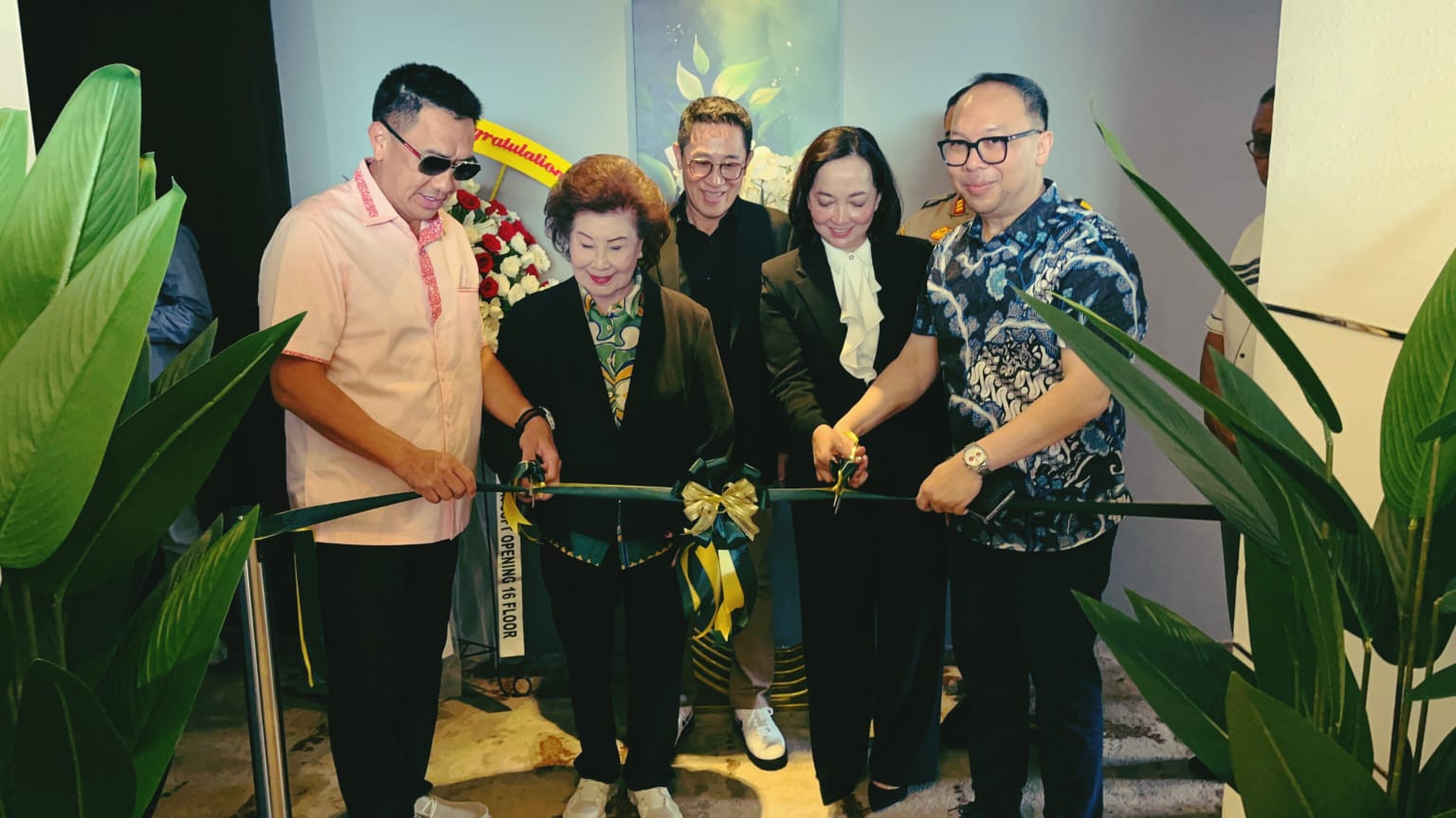 Nemuru Grand Bhuvana Resmi Membuka Lantai Baru Bertema Nature Ren Tobing, CEO & Co-Founder Nemuru Hotels, bersama jajaran eksekutif memotong pita sebagai tanda peresmian Lantai 16 bertema Nature di Nemuru Grand Bhuvana, Rabu (11/06/2025). (tangselpos.id/lim)
