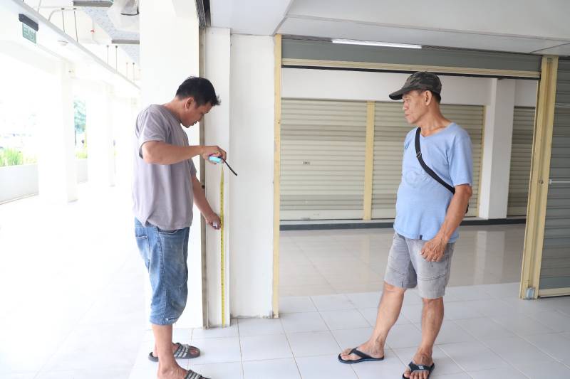 Para Pedagang Pasar Anyar Diizinkan Renovasi Kiosnya Pedagang Pasar Anyar terlihat sedang mengukur bangunan kios guna persiapan renovasi.