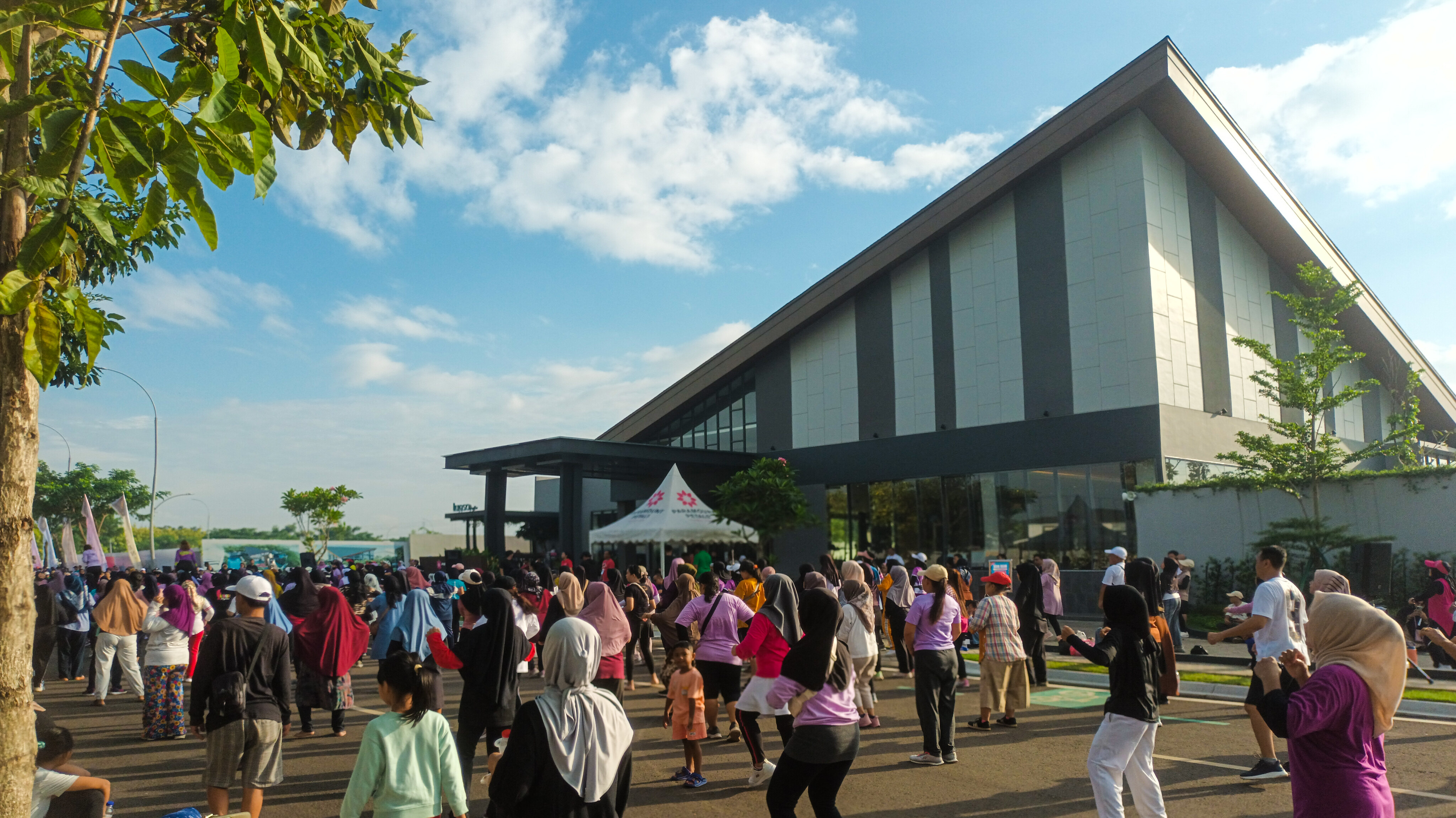 Paramount Petals Gelar Petals Urban Market ke-3 Keseruan Petals Urban Market di Jalan Boulevard Sakura, Paramount Petals, Minggu (15/6/2025).(tangselpos.id/lim)