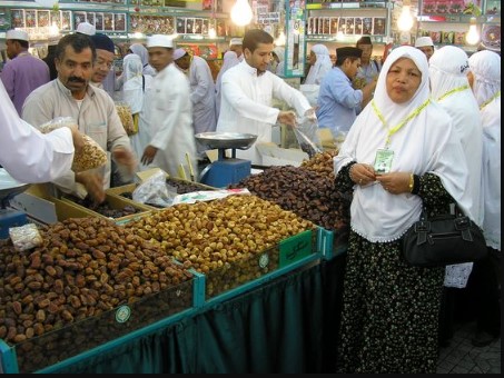 Pedagang Arab Teriak Bapak Aing Untuk Gaet Jemaah Indonesia Pasar kurma di Makkah. Foto : Ist
