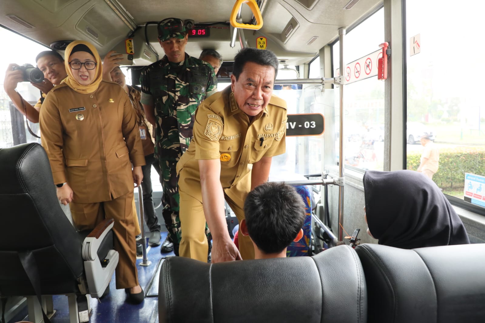 Pemkab Luncurkan Program Uji Coba Angkutan Sekolah Gratis Bagi Pelajar Bupati Tangerang, Moch. Maesyal Rasyid bersama Wakil Bupati Tangerang, Intan Nurul Hikmah tampak meninjau program uji coba angkutan sekolah gratis untuk pelajar di wilayah Kabupaten Tangerang yang resmi diluncurkan mulai Selasa (10/6).