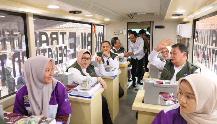 Pemkab Tangerang Luncurkan Mobil Pelatihan Tata Busana Bupati Tangerang, Moch. Maesyal Rasyid bersama Wakil Bupati Tangerang, Intan Nurul Hikmah, tampak menaiki Mobile Training Unit (MTU) Pelatihan Tata Busana UPTD Latihan Kerja milik Dinas Tenaga Kerja (Disnaker) setempat usai diluncurkan pada Rabu (4/6).