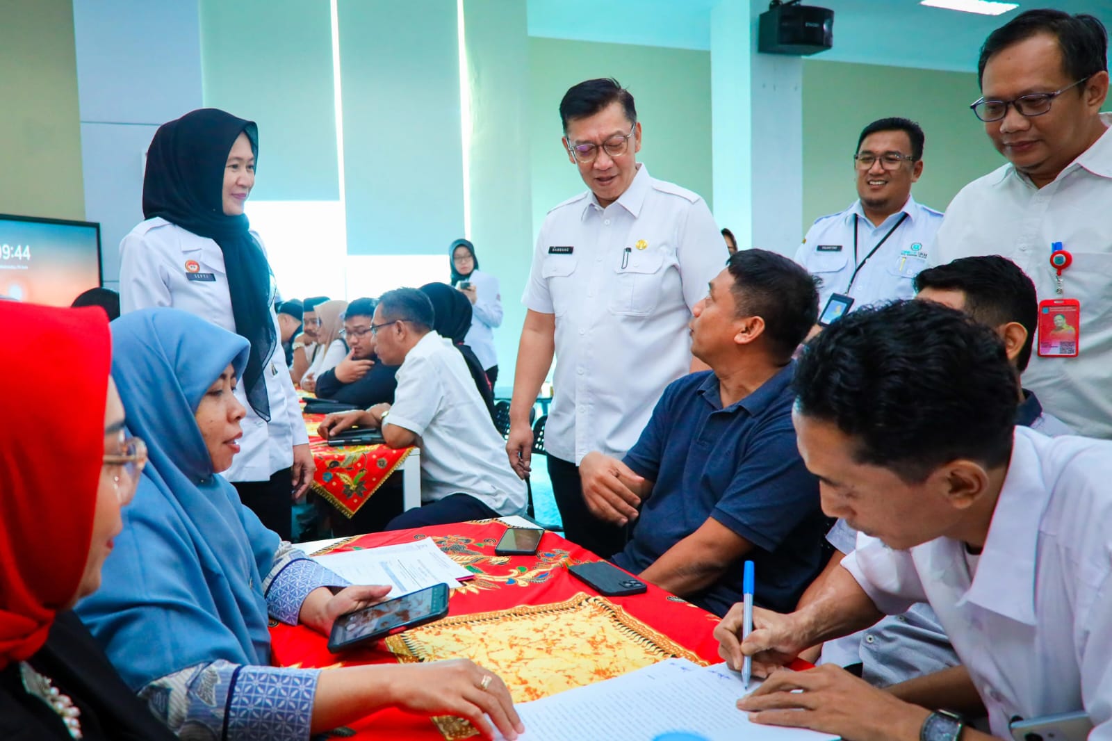 Pemkot Fasilitasi Pembentukan Badan Hukum Koperasi Merah Putih Sekda Kota Tangsel, Bambang Noertjahjo saat mendampingi pengurus Koperasi Merah Putih dalam pembentukan badan hukum di Galeri Koperasi dan UMKM Kota Tangsel, Rabu (4/6)