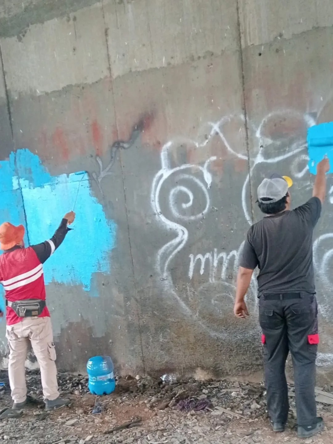 Pemkot Hapus Coretan Liar di Area Kolong Jalan Tol Cipondoh Petugas Dinas Kebudayaan dan Pariwisata (Disbudpar) Kota Tangerang tampak sedang membersihkan Coretan Liar di Area Kolong Jalan Tol Cipondoh, Kota Tangerang pada kamis (19/6).