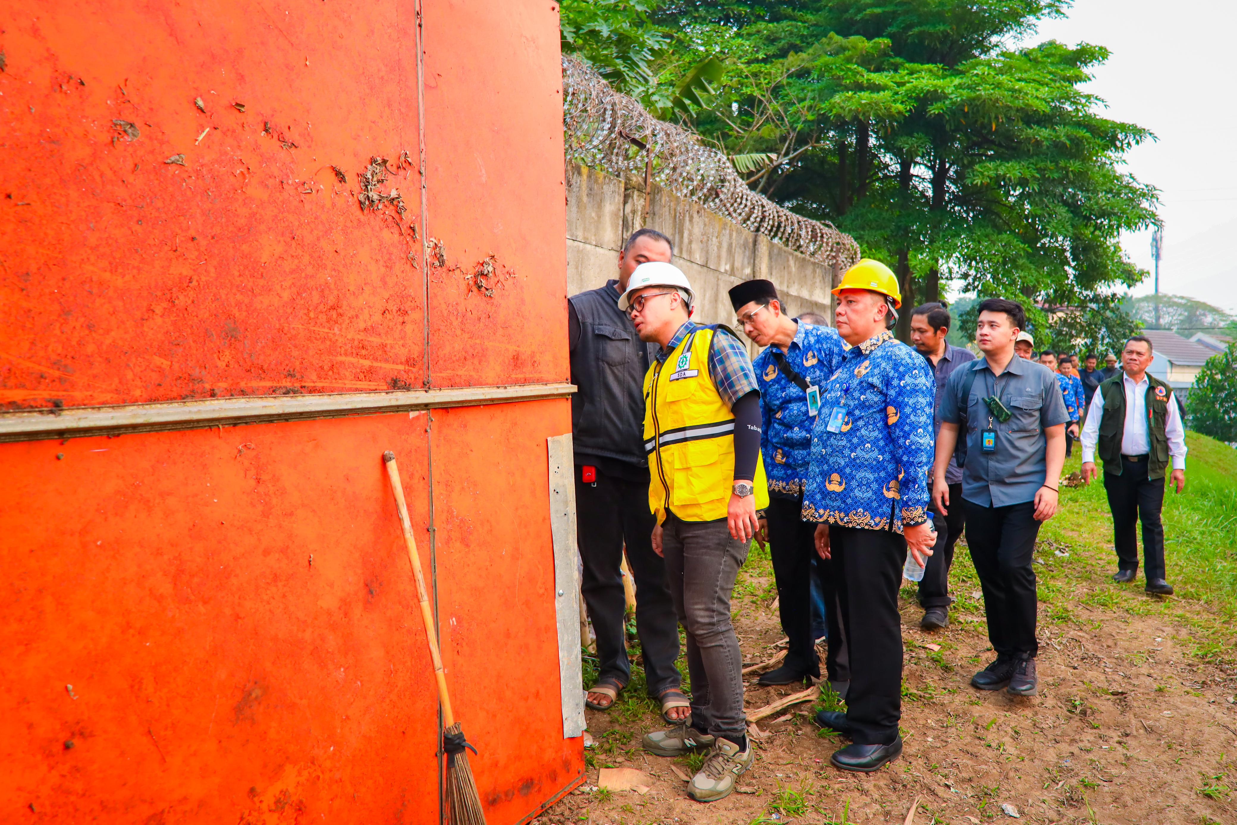 Pemkot Pasang Pompa Air & Lebarkan Aliran Kali Wakil Wali Kota Tangsel, Pilar Saga Ichsan saat meninjau aliran sungai di Perumahan Citra Prima Serpong 2, Setu, Selasa (3/6).
