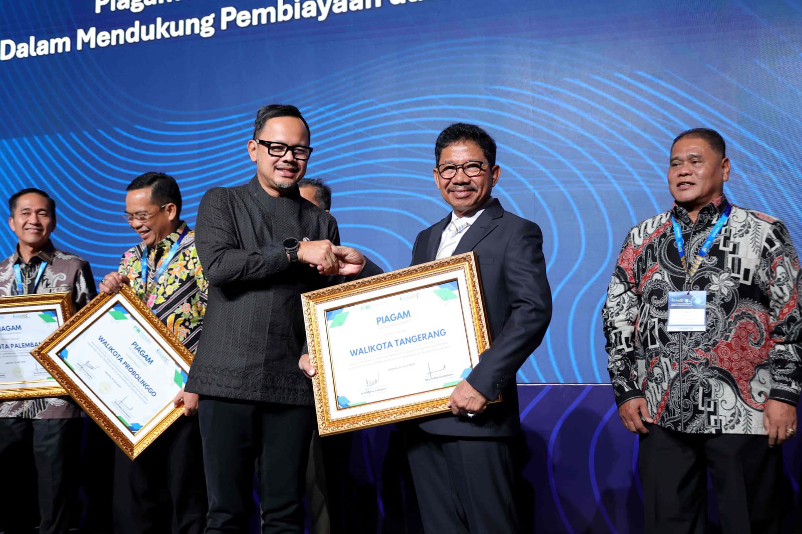 Pemkot Tangerang Kembali Torehkan Prestasi Nasional Wakil Menteri Dalam Negeri Republik Indonesia (Wamendagri RI), Bima Arya Wibisana (kiri) secara simbolis menyerahkan penghargaan kepada Wali Kota Tangerang, Sachrudin, terkait layanan air bersih bagi masyarakat dari Persatuan Perusahaan Air Minum Seluruh Indonesia (Perpamsi).