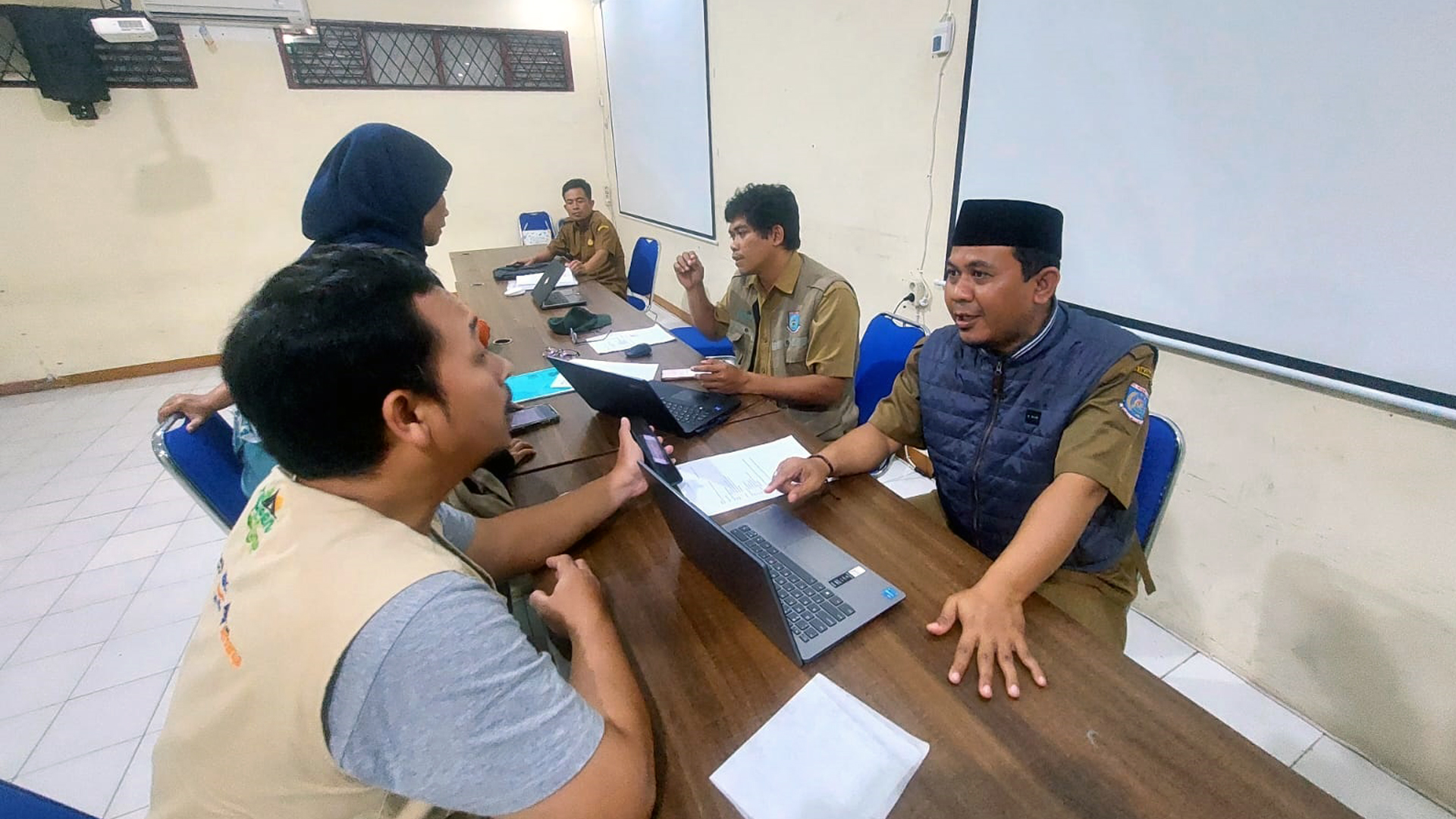 Sejumlah orang tua calon siswa saat mengadukan keluhannya di posko pengaduan SPMB di SMPN 11 Tangsel, Selasa (24/6). (tangselpos.id/rmn)