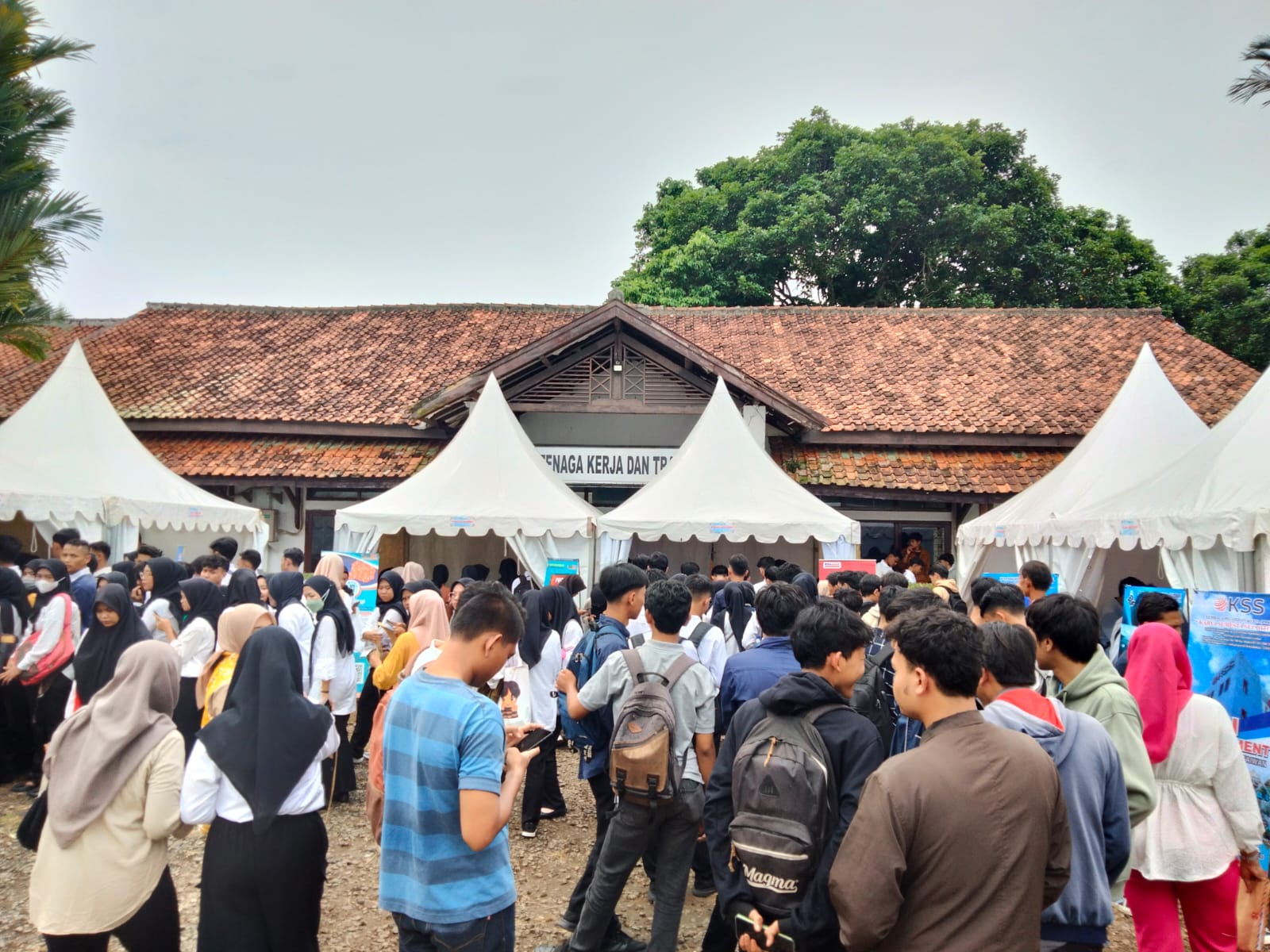 Pengangguran Di Pandeglang Capai 53 Ribu Para pencari kerja sedang menyerbu job fair yang ada di Disnakertrans Kabupaten Pandeglang, beberapa waktu lalu.