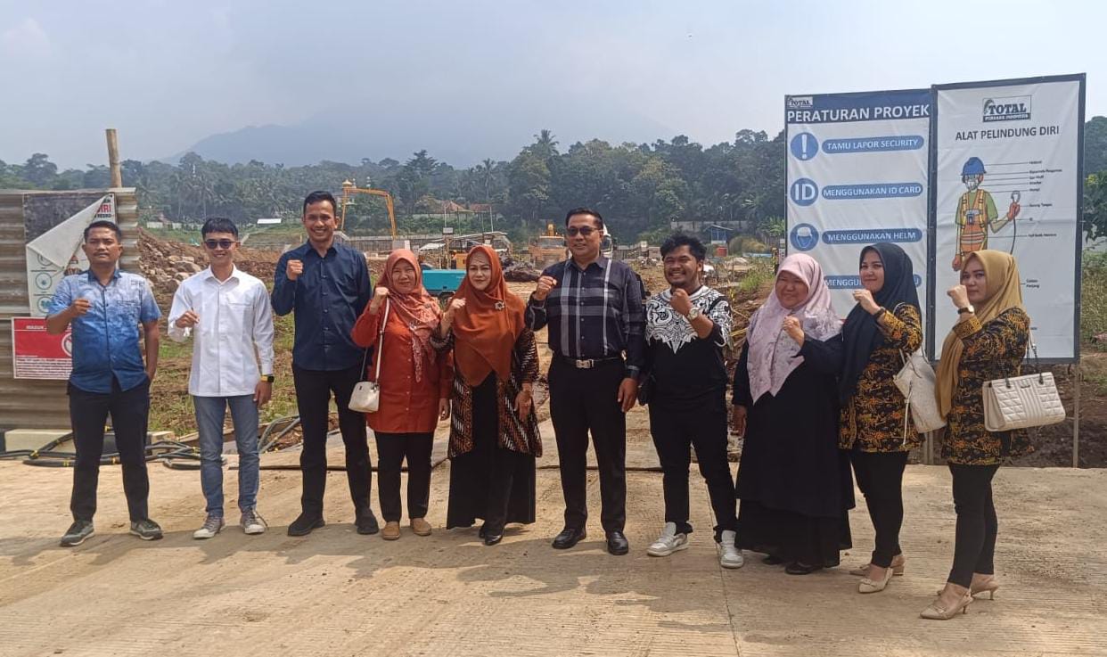 Pengangguran Tinggi, Dewan Dukung Pembangunan Pabrik Mayora Usai melakukan kunjungan kerja, pihak Komisi I DPRD Pandeglang bersama jajaran PT. Mayora, sedang berfoto di depan pembangunan pabrik Mayora, Kamis (12/6).