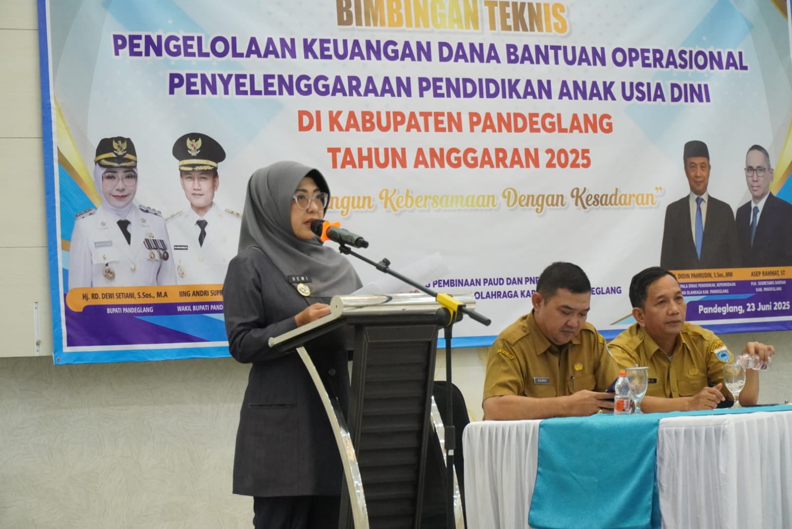 Pengelolaan BOP di Pandeglang Harus Transparan dan Akuntabel Bupati Dewi Setiani, saat menyampaikan arahan kepada pengelola keuangan dana BOP Pendidikan Anak Usia Dini (PAUD) di Hotel S’ Rizki Pandeglang, Senin (23/6/2025).(Istimewa)