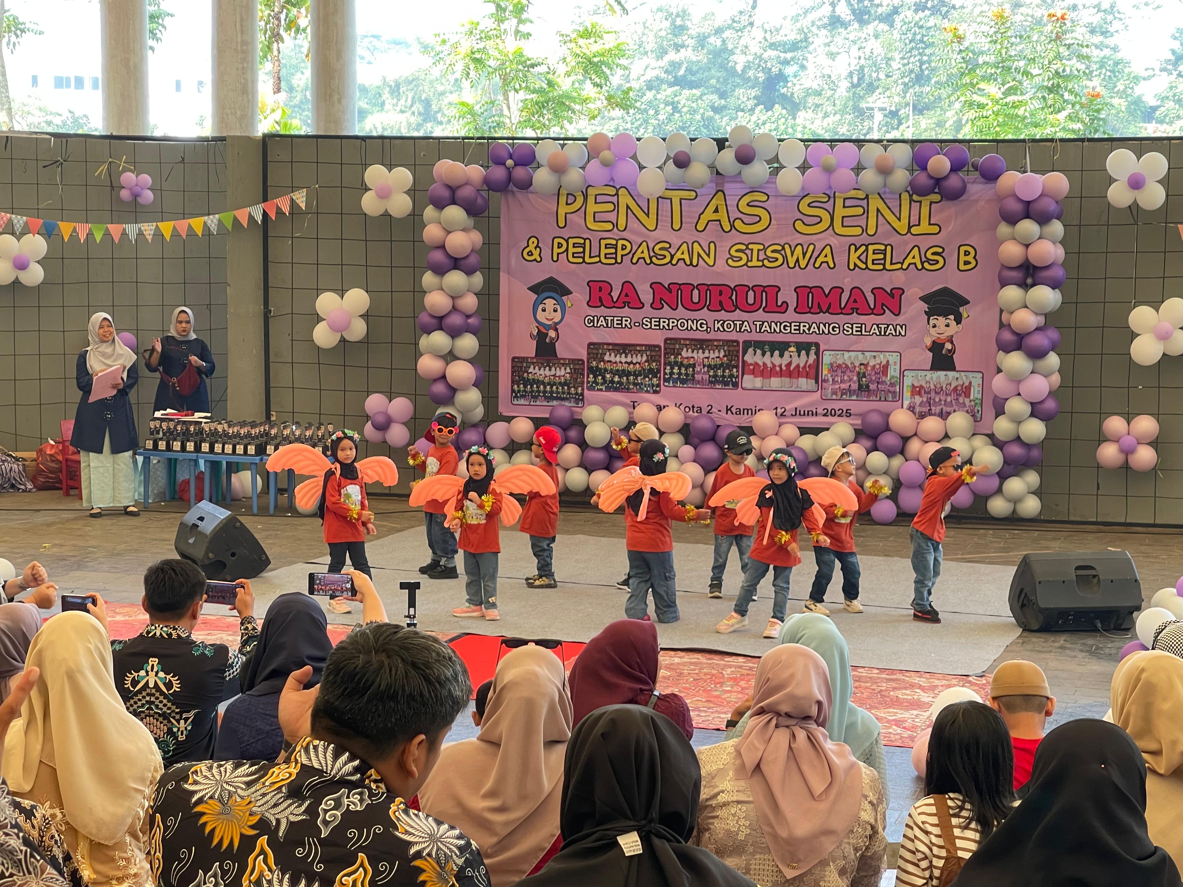Pentas Seni Meriahkan Pelepasan Siswa Kelas B RA Nurul Iman RA Nurul Iman Serpong menggelar pentas seni dan pelepasan siswa kelas B yang berlangsung di Serpong, Kamis (12/6). (Ist)