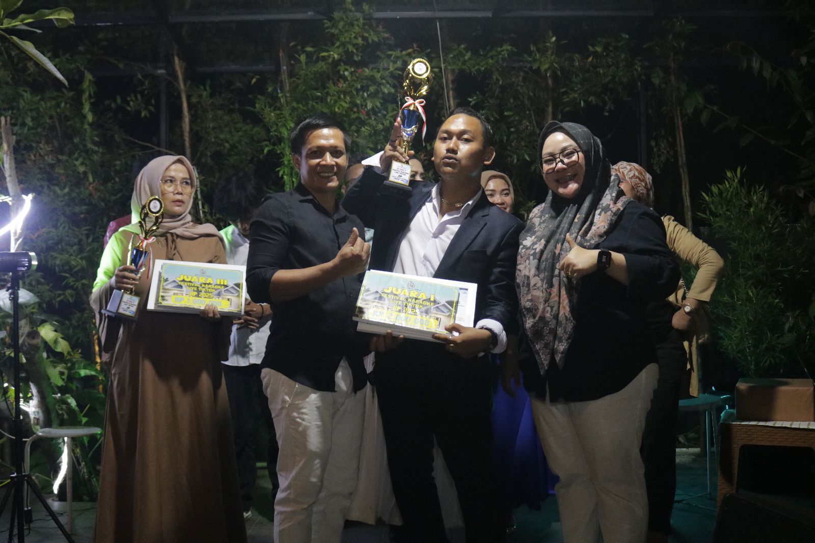 Perumahan JIP Gelar Lomba Karaoke Live Tiktok SERAHKAN HADIAH. Founder JIP Muhamad Syahrul, sedang menyarahkan hadiah kepada pemenang lomba karoke live tiktok, kemarin.(Istimewa)