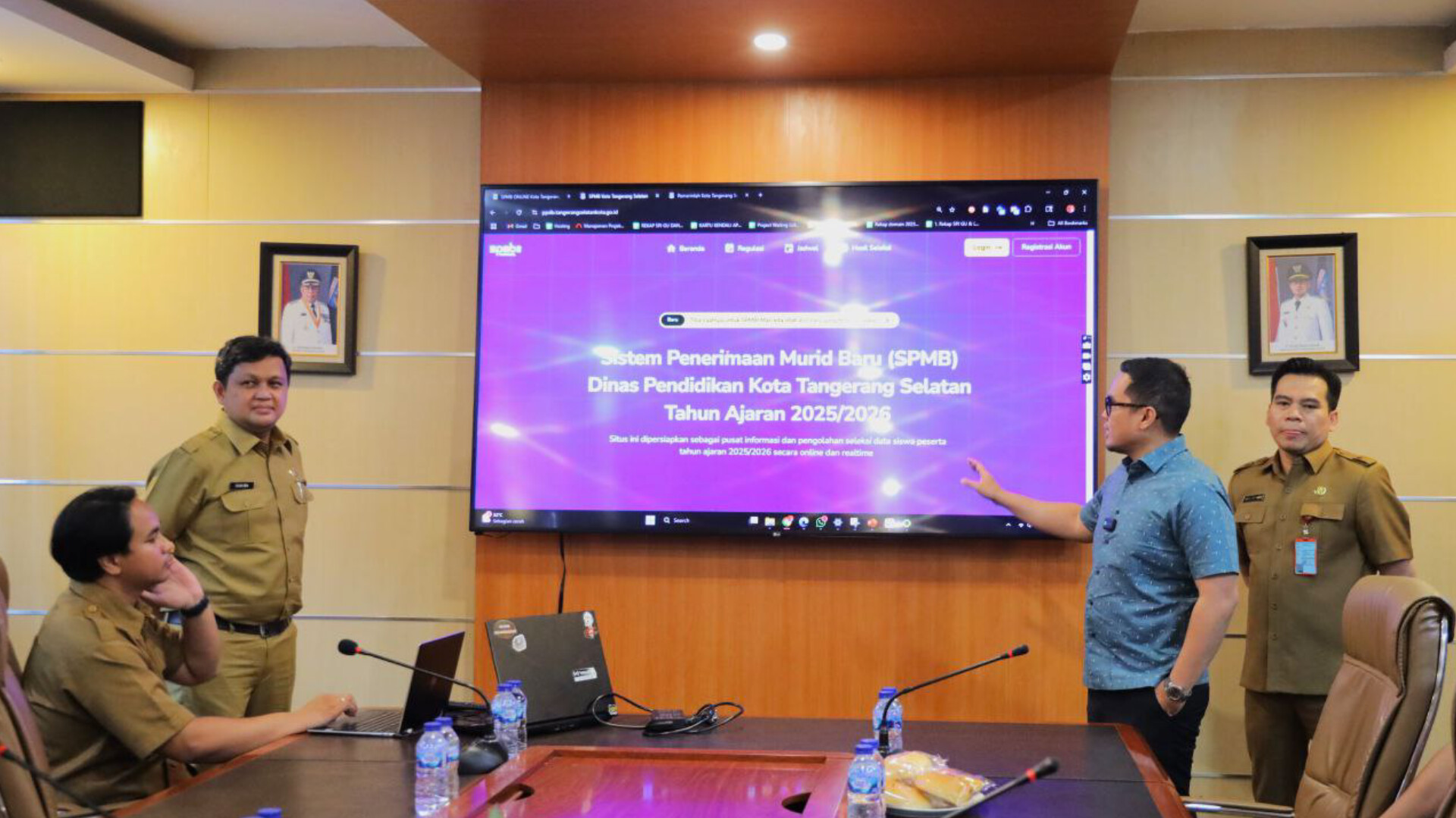Pilar Cek Kesiapan Infrastruktur Digital di Diskominfo Tangsel Wakil Wali Kota Tangsel, Pilar Saga Ichsan memastikan kesiapan server hingga infrastruktur digital lainnya di Diskominfo Tangsel. (Dok. Humas Pemkot Tangsel)