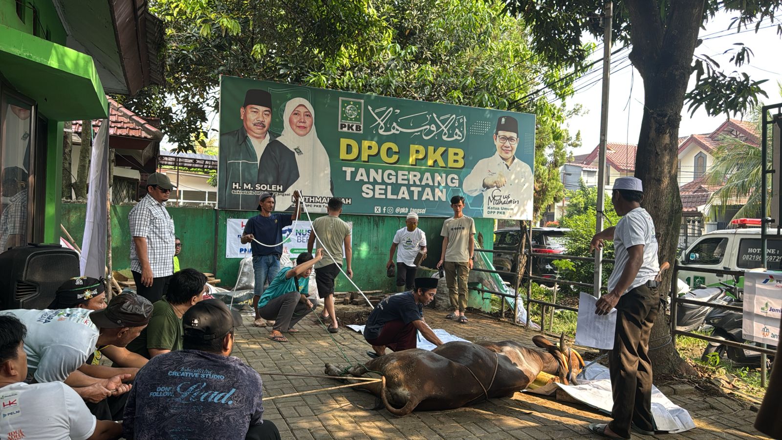PKB Tangsel Sembelih 4 Ekor Sapi DPC PKB Kota Tangsel melakukan pemotongan hewan kurban di Kantor DPC PKB Kota Tangsel, Pamulang.