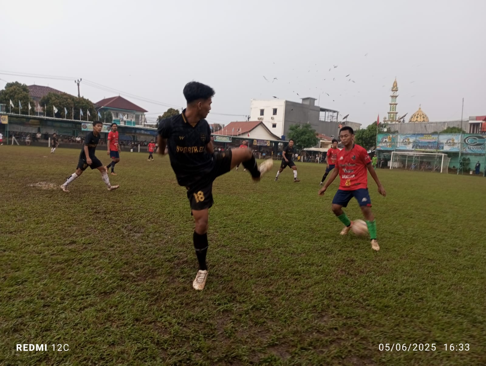 Ponser Paksa Khana Sparta Lolos Lewat Adu Penalti Pemain Ponser FC, Niki mencoba melewati hadangan pemain Khana Sparta, Jahran. (ist)