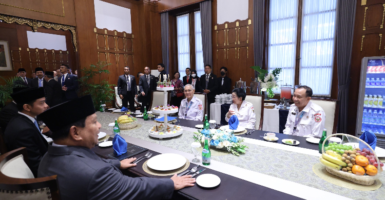Prabowo Dan Mega Tampak Akrab, Duduk Bersebelahan Presiden Prabowo Subianto didampingi Wakil Presiden Gibran Rakabuming Raka duduk semeja dengan Presiden Kelima RI Megawati Soekarno Putri dan Wapres ke-6 RI, Try Sutrisno di Gedung Pancasila, Jakarta, beberapa saat sebelum upacara Hari Lahir Pancasila dimulai, Senin (2/6). Foto: Ist