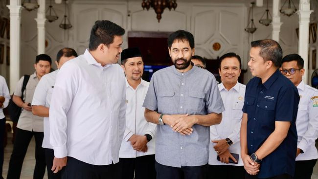 Pertemuan Gubernur Sumut Bobby Nasution (kiri) dan Gubernur Aceh Muzakir Manaf membahas perselisihan kepemilikan 4 pulau.  (kanan). Foto