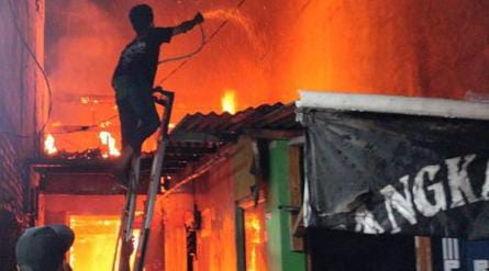 Pria Mabuk Nekat Bakar Rumah di Jaksel karena Berantem dengan Istri, Tetangga Jadi Korban Foto : Ist