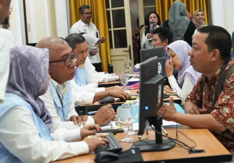 Warga sedang melapor ke kantor Wapres. Foto : Ist