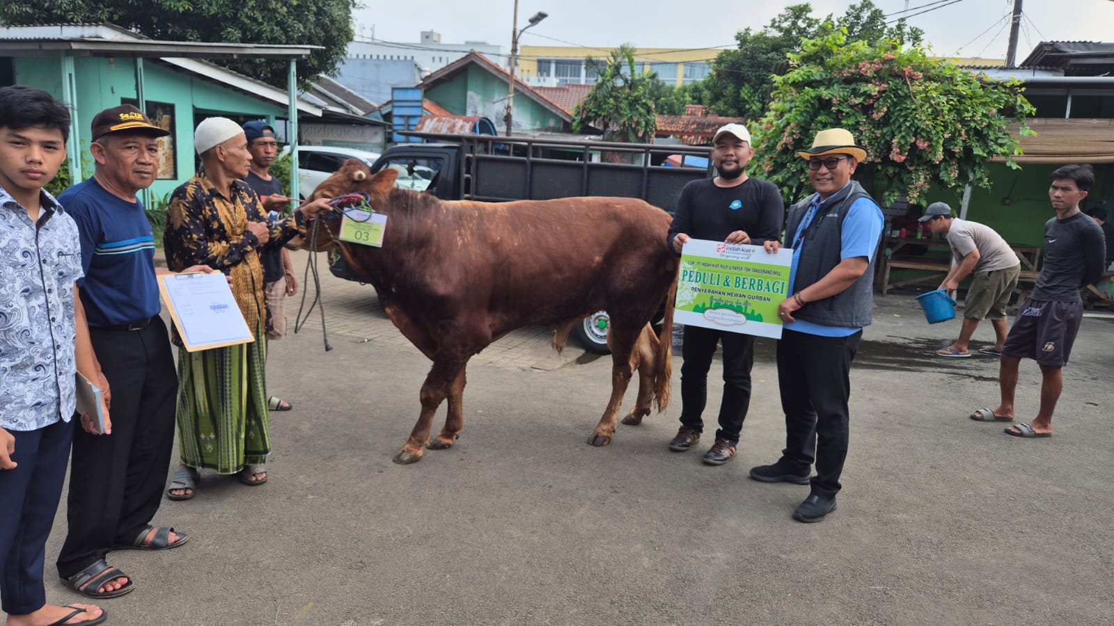 PT. Indah Kiat Tangerang Salurkan Puluhan Hewan Kurban Foto : Ist