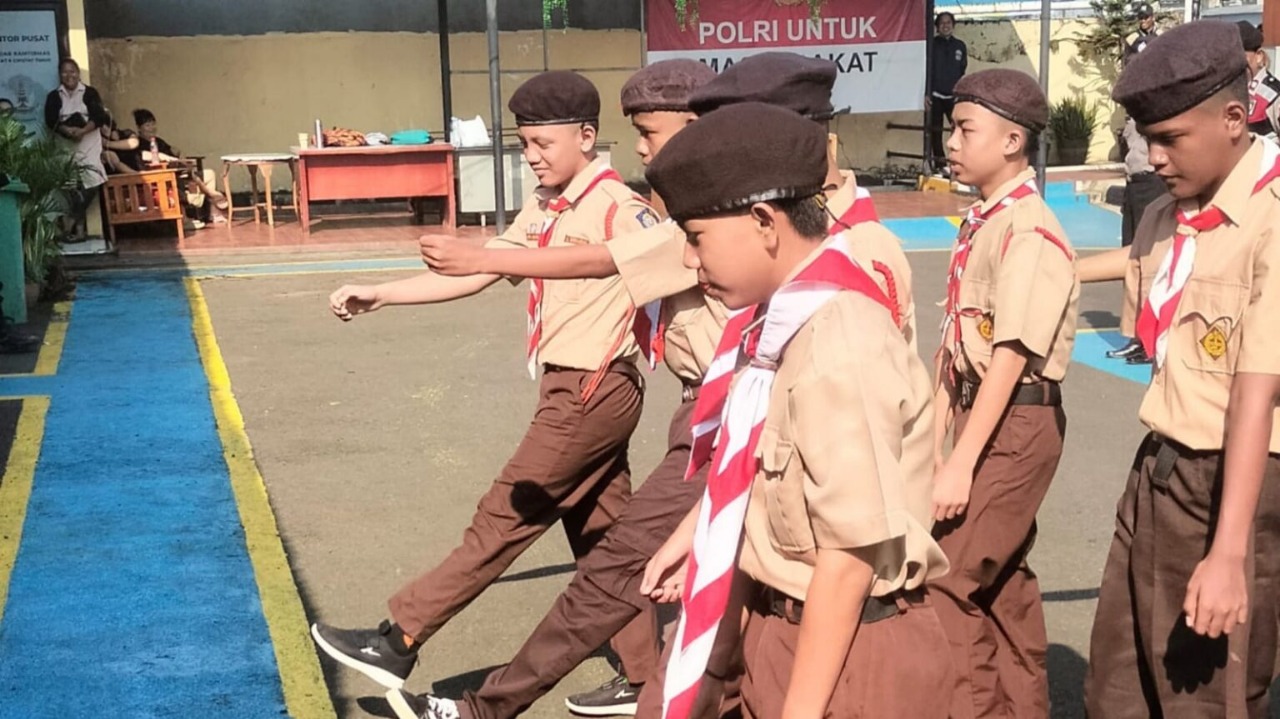 Puluhan Remaja Terlibat Tawuran Dibina Pramuka Polsek Ciputat Timur berikan pelatihan pramuka kepada para remaja yang diduga terlibat tawuran.