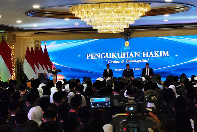 Q Presiden Prabowo pada acara pengukuhan 1.451 Haki di kantor MA. Foto : Ist