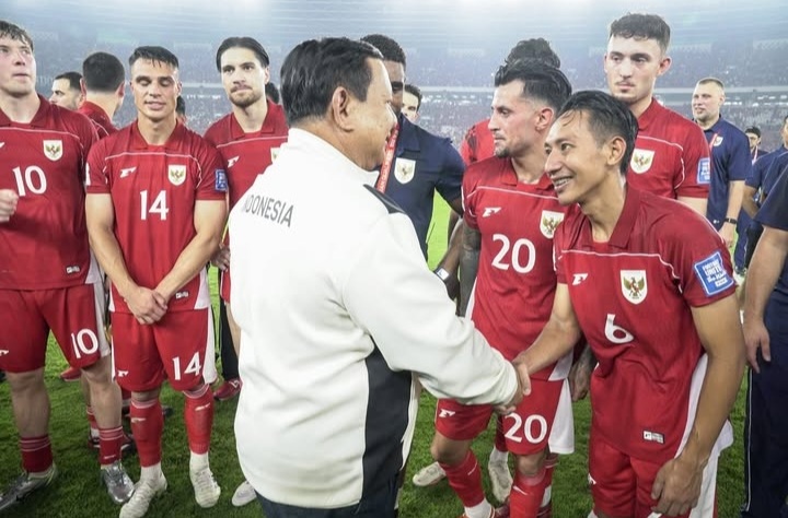 Rayakan Kesuksesan Merah Putih, Presiden Prabowo Makan Siang Bersama Timnas Presiden Prabowo saat hadir menyaksikan Timnas berlaga di GBK, Kamis 5/6/25. Foto : Ist