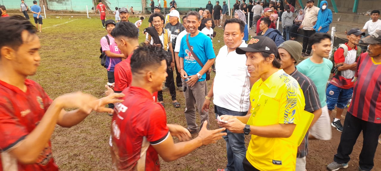 Rekrut Kartika Ajie & Matheus Silva, BBP Makin Garang Para pemain BBP antre mendapatkan bonus seusai pertandingan. (ist)