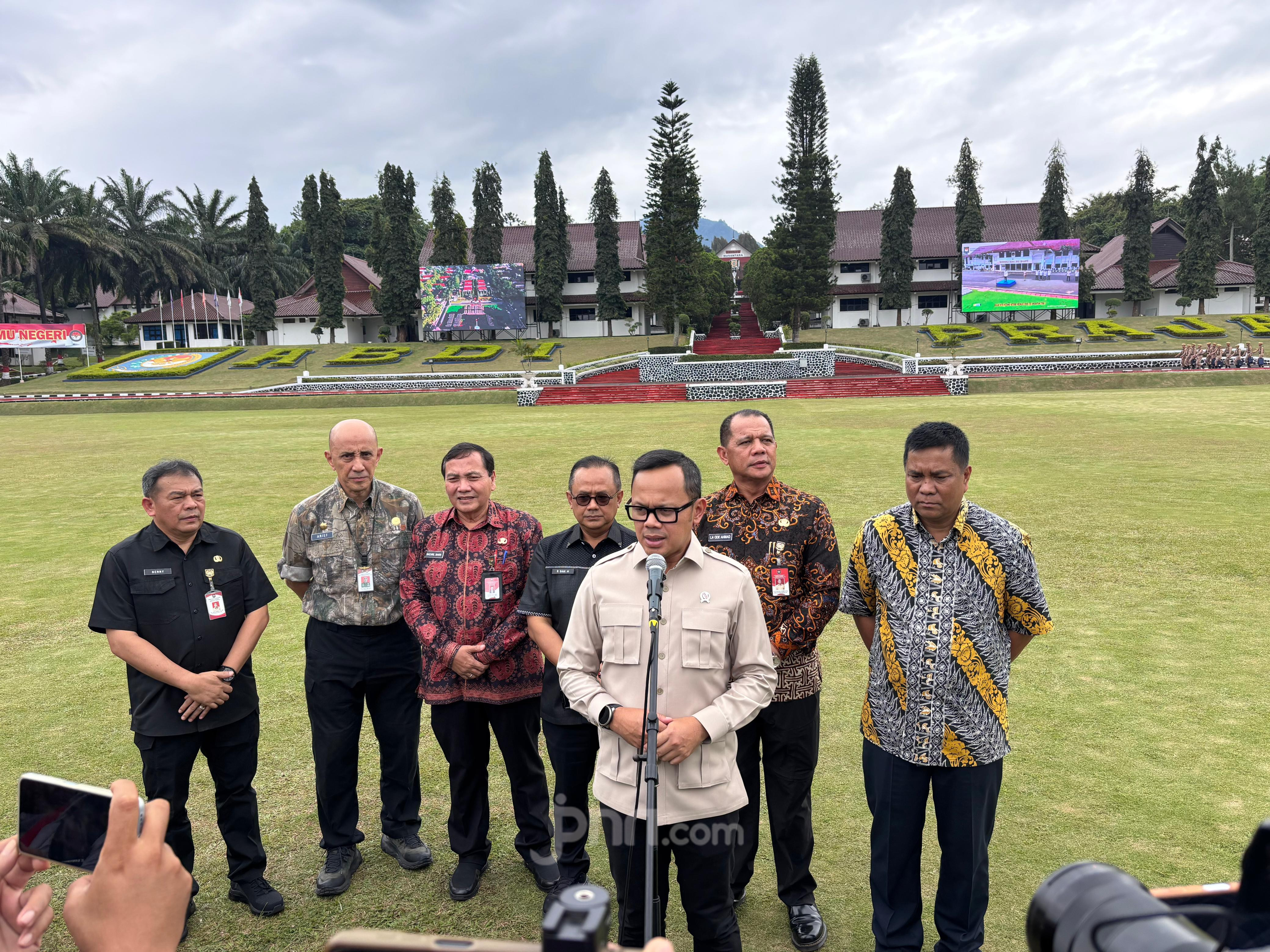 Retret Kepala Daerah Gelombang Kedua Diikuti 87 Peserta, Acara Di Kampus IPDN Wakil Menteri Dalam Negeri Bima Arya saat konferensi pers di Kampus IPDN. Foto : Ist