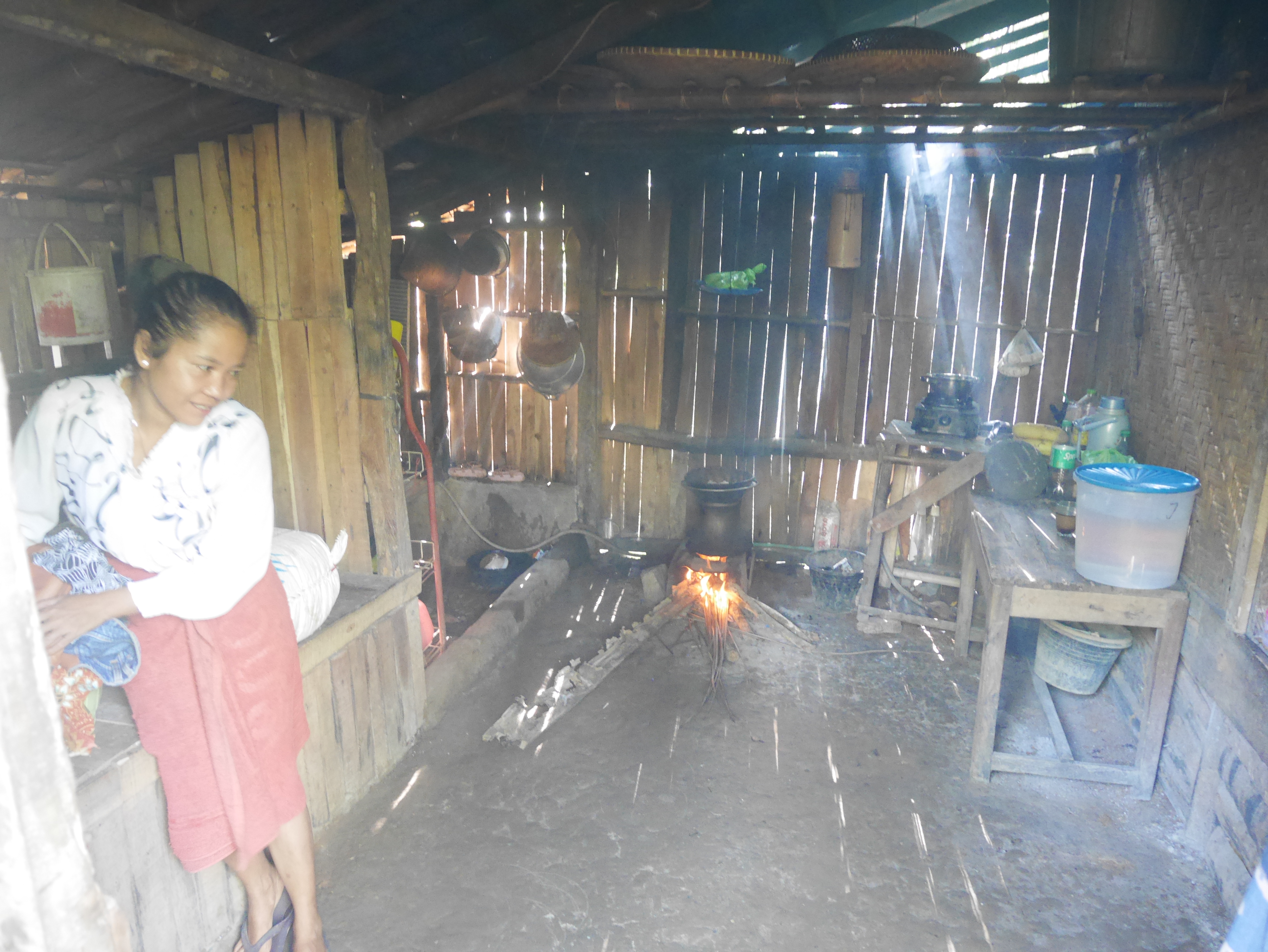 Warga di Desa Manglid, Kecamatan Cibitung, Kabupaten Pandeglang, tengah beraktivitas di rumah gubuk yang dibangun di atas area perkebunan. Tahun ini Dinsos Banten menganggarkan Rp 4 miliar untuk program UEP bagi 2.000 KPM.(Ari Supriadi-tangselpos.id)
