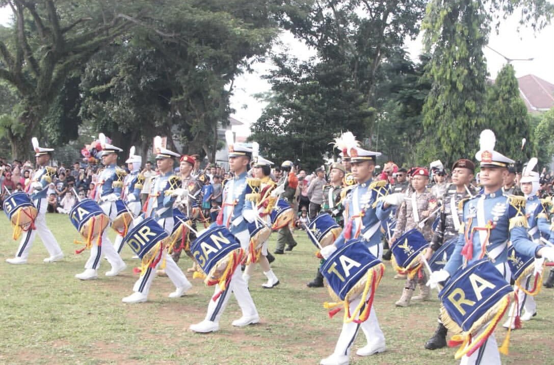 Ribuan Masyarakat Antusias Lihat Aksi Kirab Drumband Yontarlat III/Elang Latsitardanus XLV 2025, sedang menujukan aksi kirab drumband, di Alun-alun Rangkasbitung, Minggu (15/6)