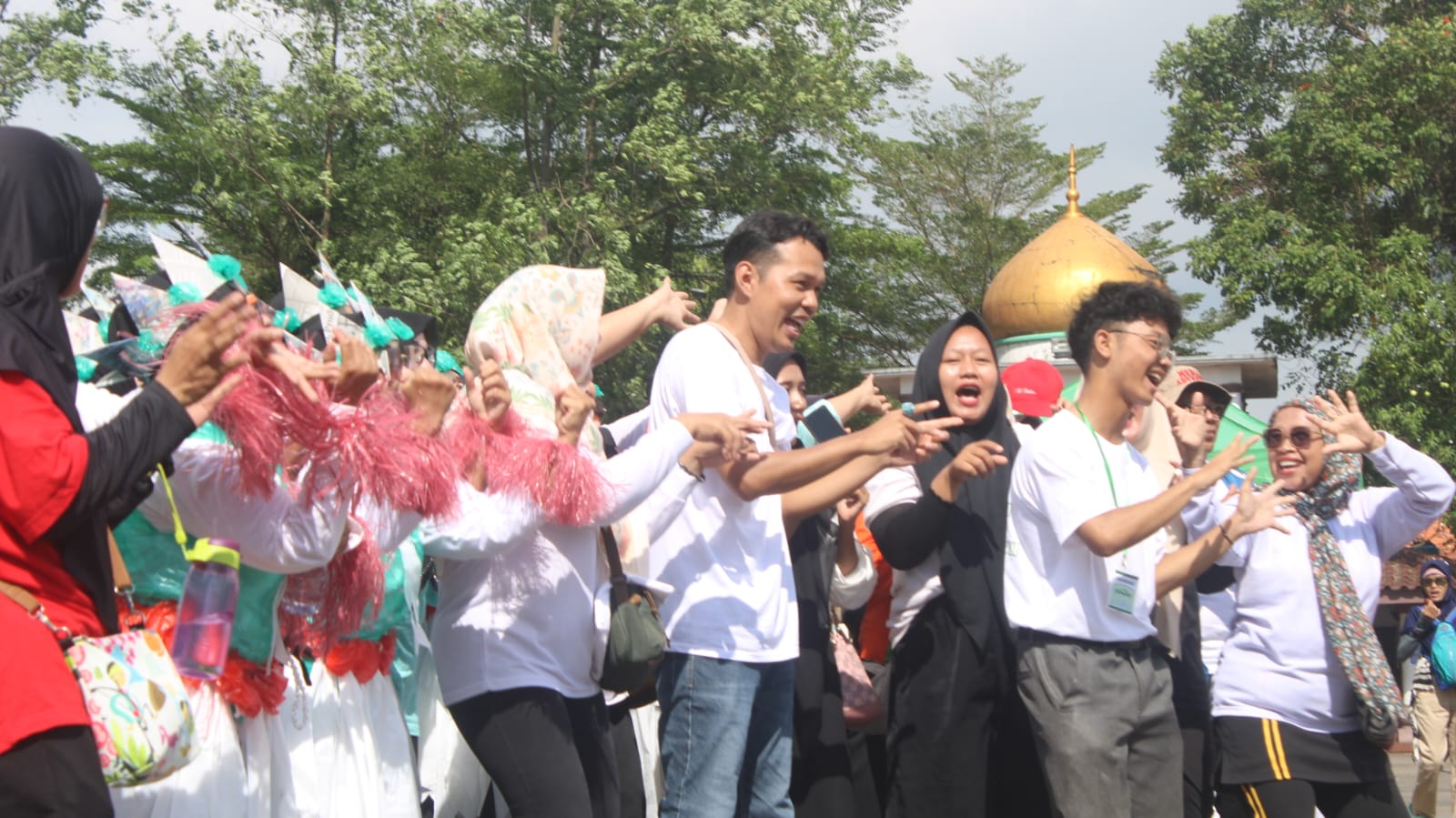 Ribuan Warga di Serang Deklarasi Bebas Sampah Plastik Sekitar 1.500 warga bersama Koalisi Masyarakat Peduli Sampah (Kompas) ambil bagian dalam kegiatan deklarasi bebas sampah plastik, di Alun-alun Kota Serang, Selasa (17/6/2025).(Istimewa)