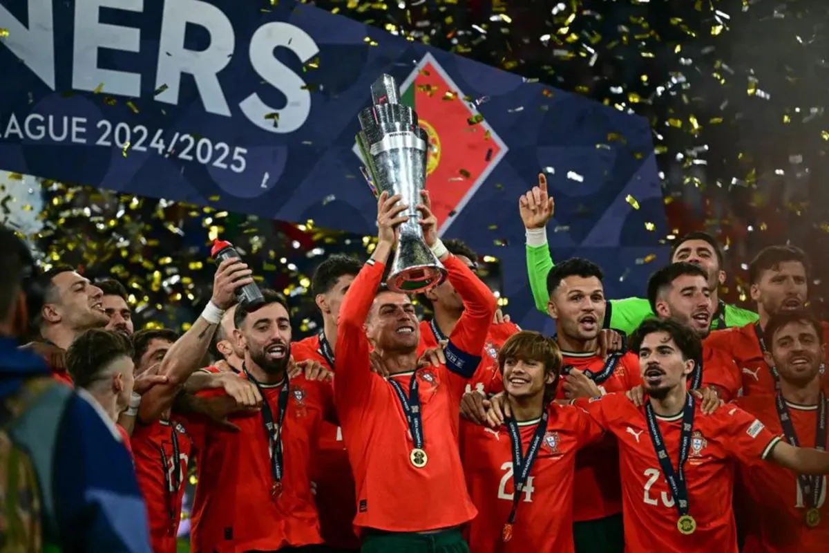 Ronaldo Masih Yang Terbaik, Bawa Portugal Juara UEFA Nations League Ronaldo angkat piala UEFA Nations League 2024/2025. Foto : Ist