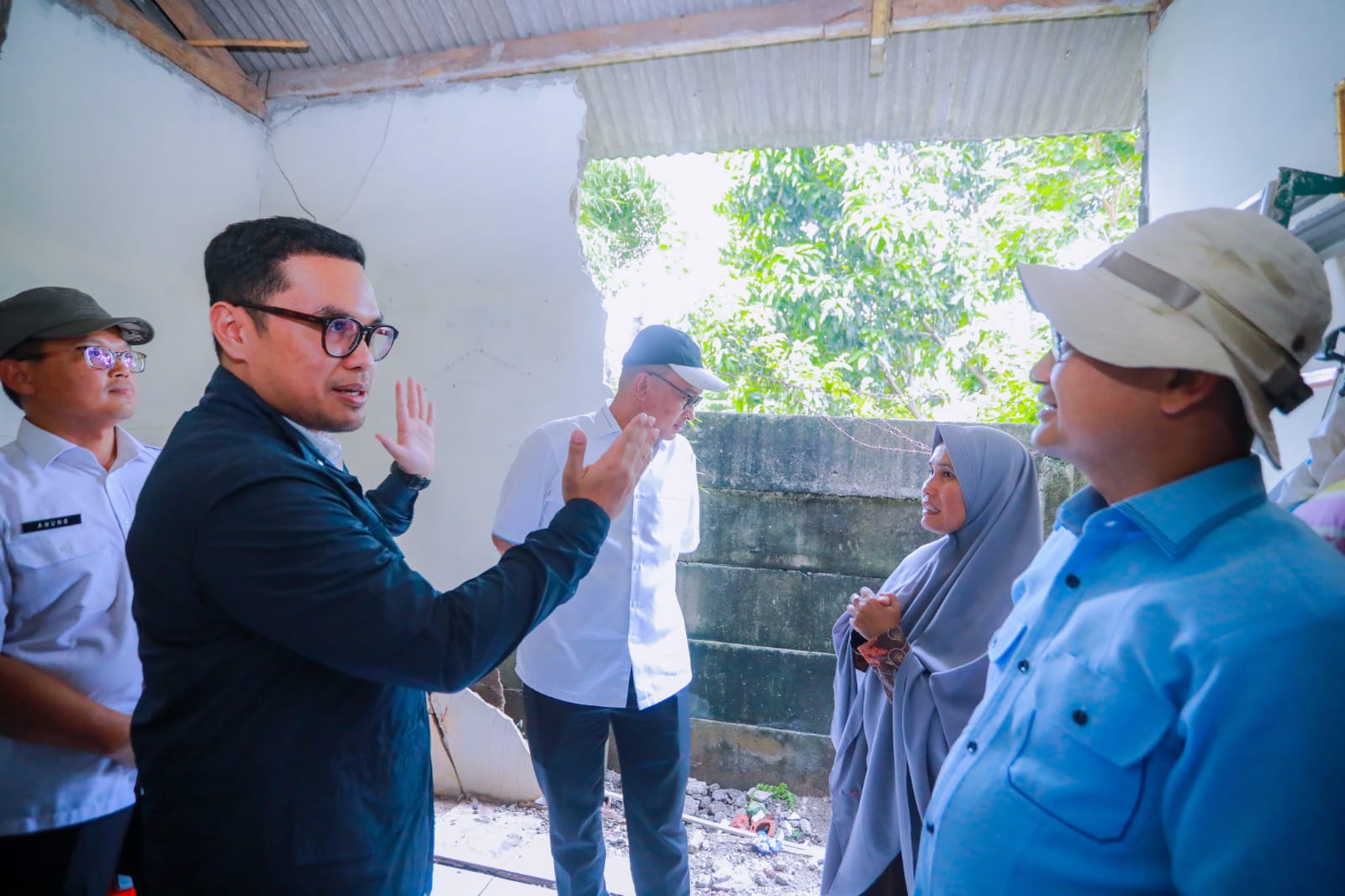 Rumah Nyaris Ambruk, Pemkot Evakuasi Penghuni Ke Kontrakan Wakil Wali Kota Tangsel, Pilar Saga Ichsan saat mengunjungi rumah Bu Endang di Jombang, Kamis (12/6)