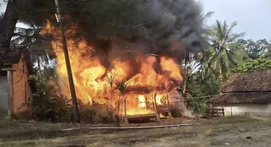 Rumah Warga Cibitung Ludes Terbakar Terlihat api sangat besar telah membakar rumah semi permanen milik Hani (35) warga Kampung Simpang Tiga RT/RW 03/03, Desa Kutakarang, Kecamatan Cibitung, Kabupaten Pandeglang, hingga ludes, Selasa (3/6).