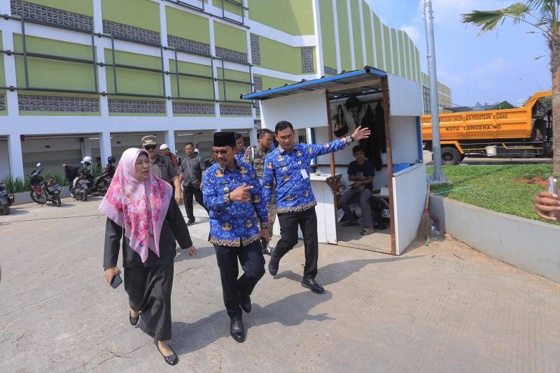 Sachrudin Door to Door Ajak Pedagang Tempati Kios Baru di Pasar Anyar Wali Kota Tangerang, Sachrudin, turun langsung meninjau gedung Pasar Anyar yang baru, Selasa (17/6).