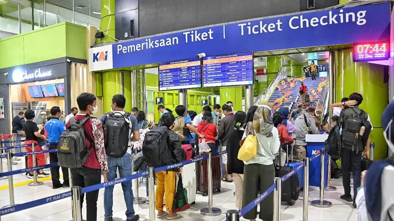 Sambut Libur Sekolah, Pemerintah Kasih Diskon Tiket Transportasi Suasana antrian tiket kereta api di Stasiun Gambir. Foto : Ist