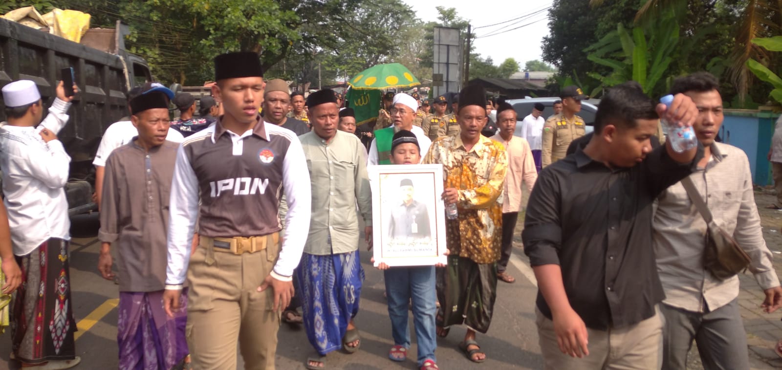 Sekda Pandeglang Tutup Usia Jenazah almarhum Sekda Pandeglang Ali Fahmi Sumanta, sedang dibawa ke pemakaman di TPU Kadupereng, Kelurahan Cigadung, Kecamatan Karang Tanjung, Kabupaten Pandeglang, Senin (9/6).