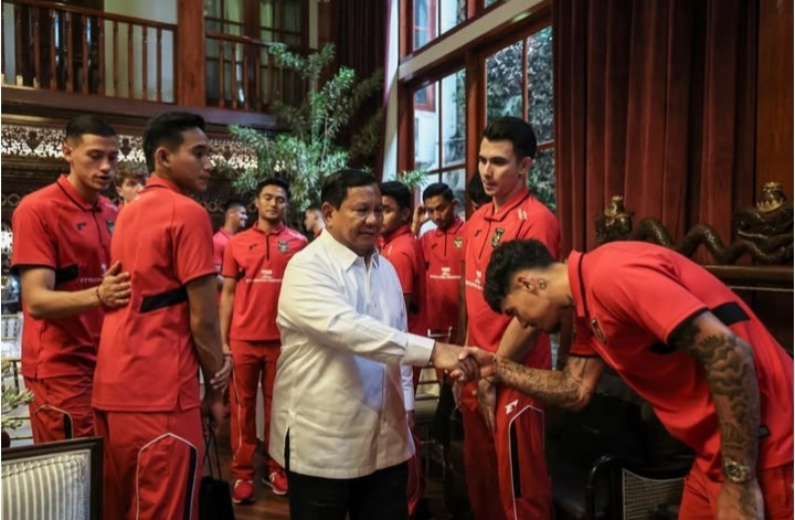 Selangkah Lagi, Timnas Garuda Tampil di Piala Dunia Presiden Prabowo saat acara makan siang bersana pemain Timnas. Foto : Ist