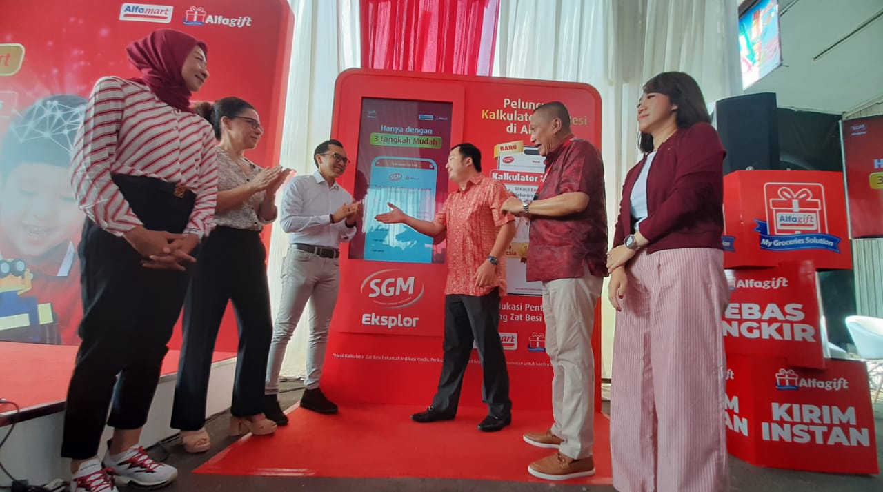 SGM Eksplor dan Alfamart Siap Hadirkan Generasi Maju Jajaran direksi Danone Indonesia bersama direksi alfamart saat meluncurkan kalkulator zat besi